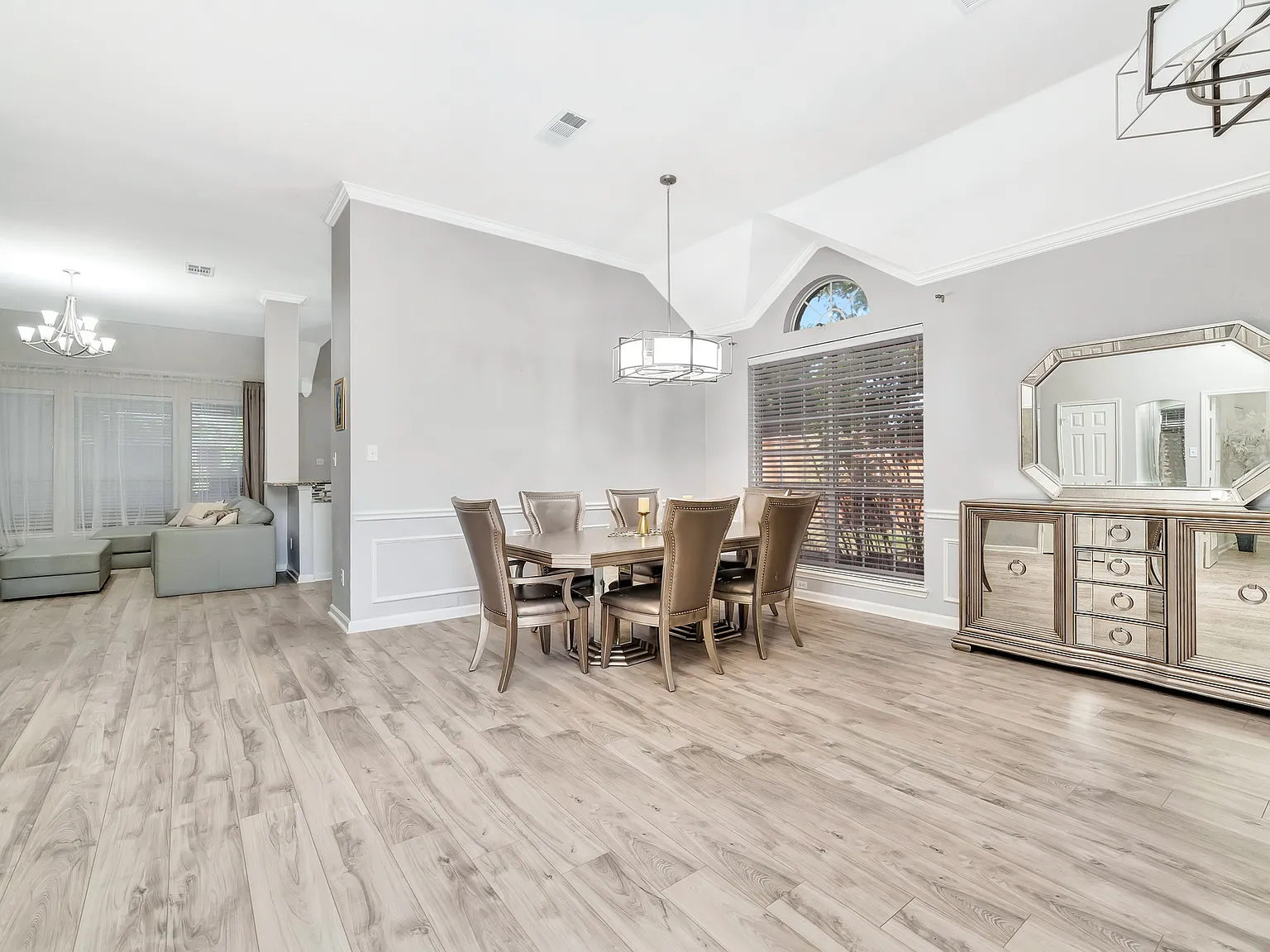 4 bed, 2215 sqft, $3,199 — Photo 4