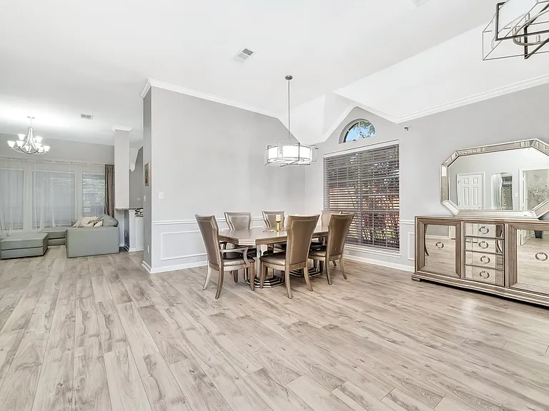 8412 Pioneer Dr — Photo 3