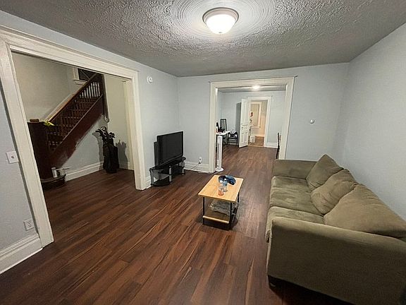2nd image of 562 Seward St