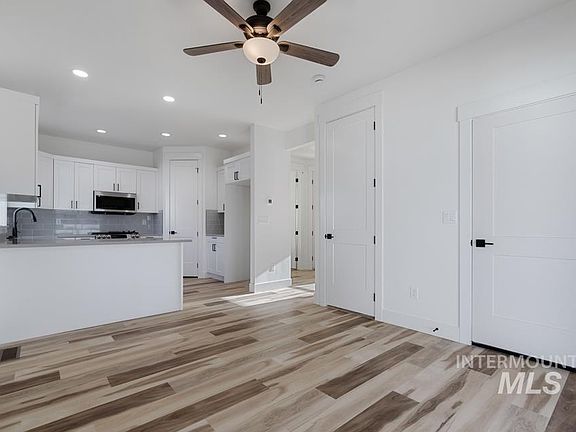 5th image of 432 Sunny Ln