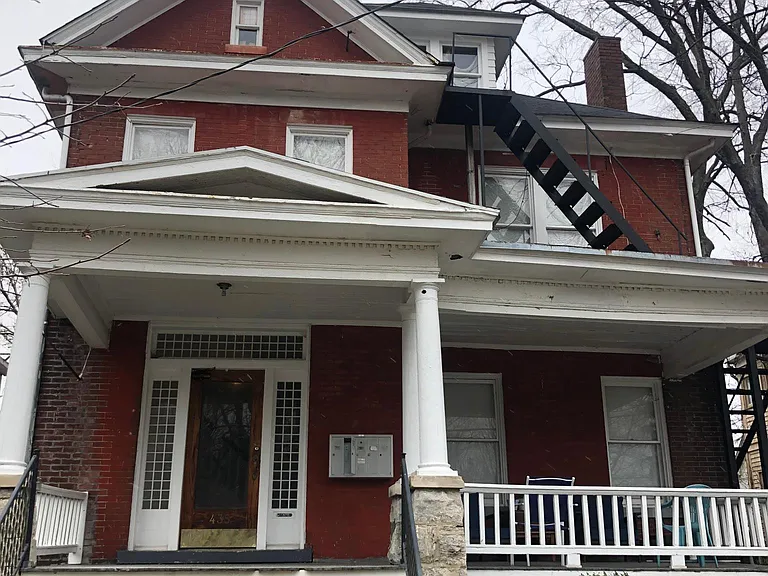 435 E Maxwell St — Photo 1