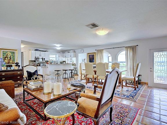 5th image of 4070 Lakeview Dr