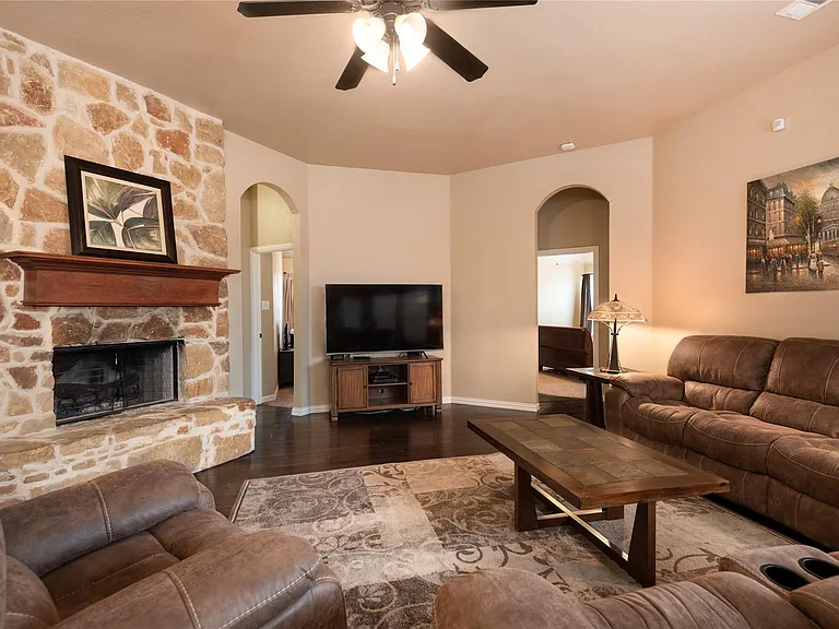 1010 Churchill Dr — Photo 5