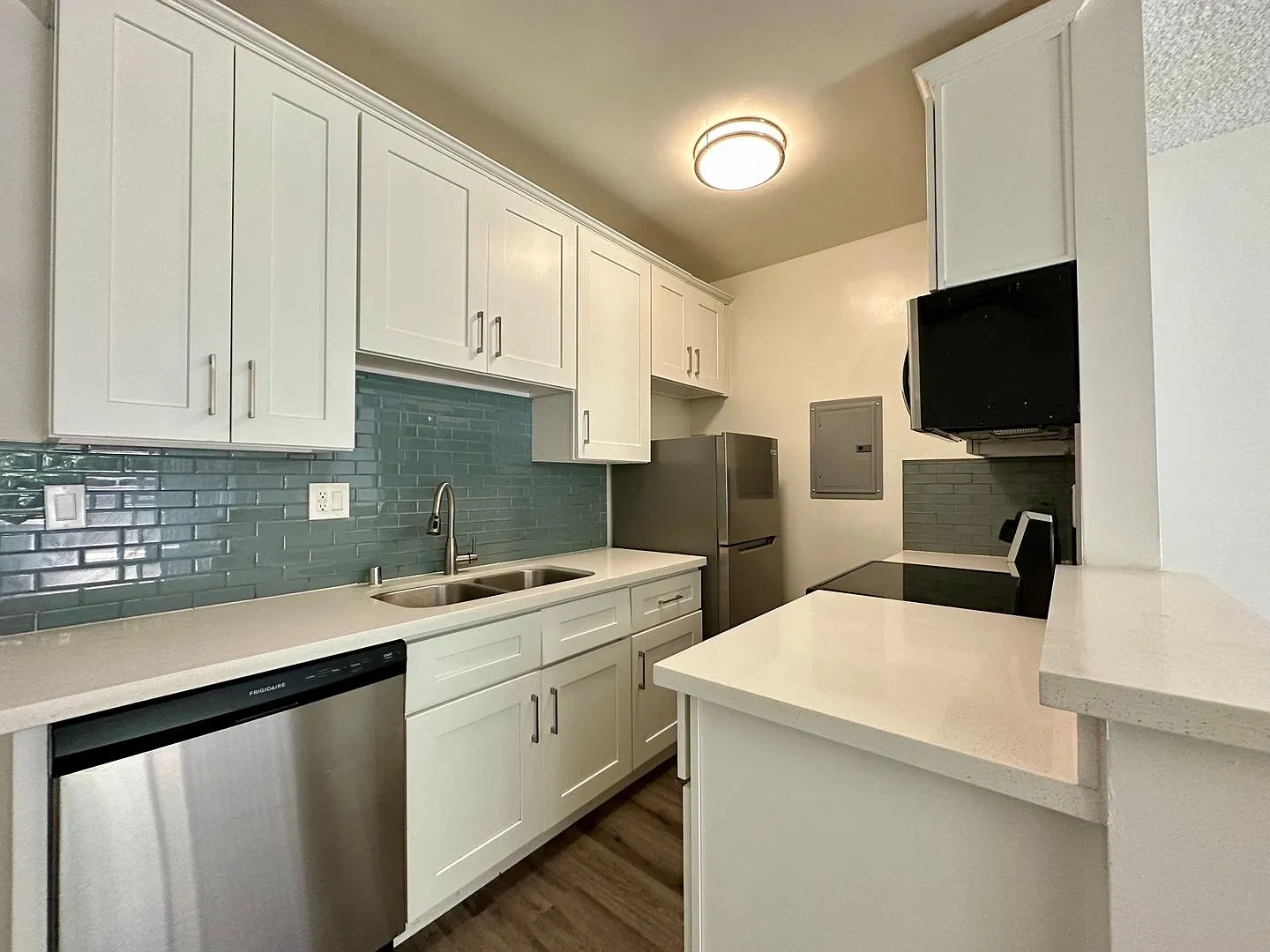 Addison Arms Apartments — Photo 2