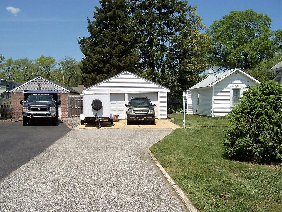 2nd image of 922 Curtis Ave