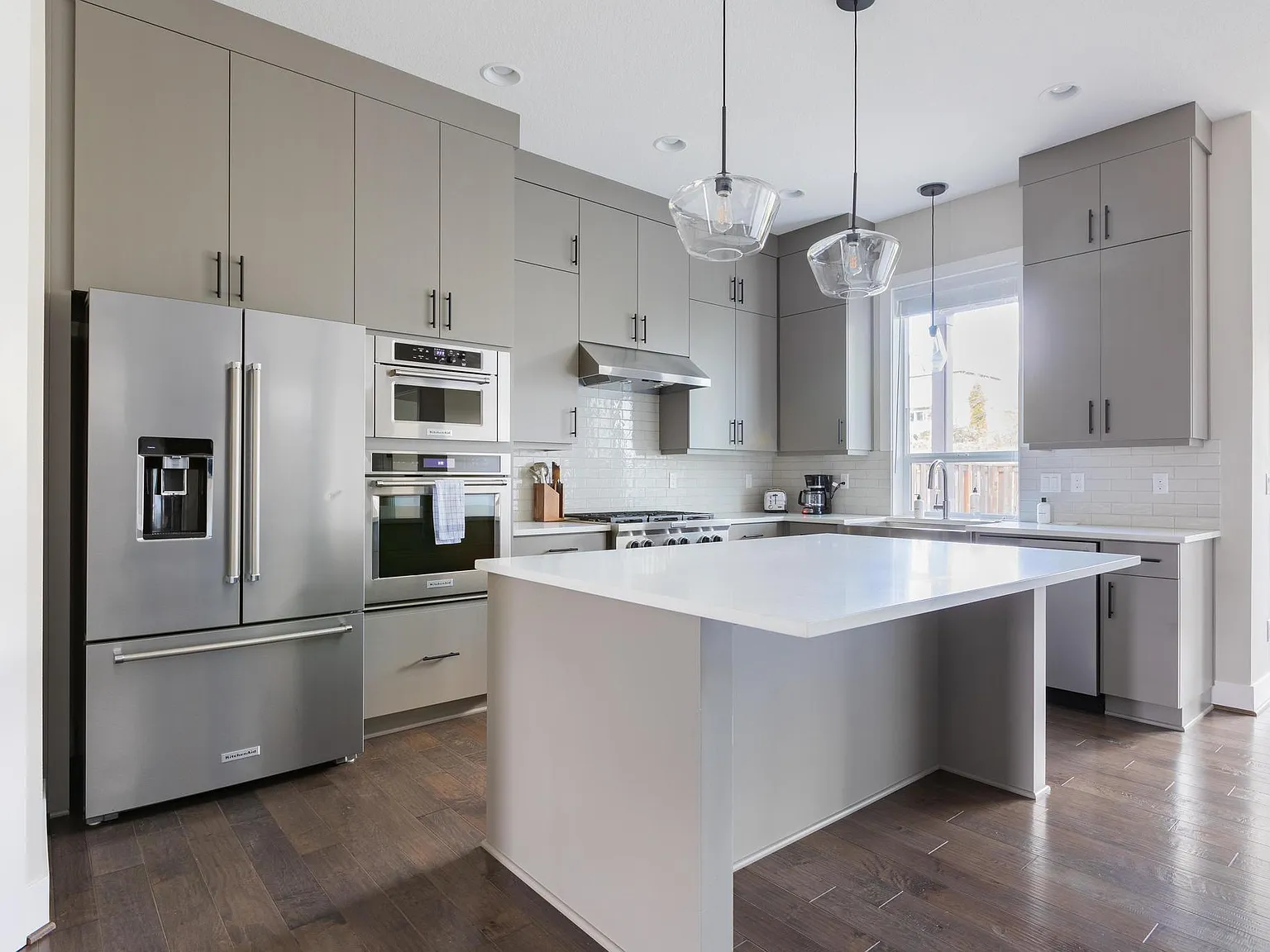 4 bed, 2.5 bath, 2830 sqft, $8,100 — Photo 4