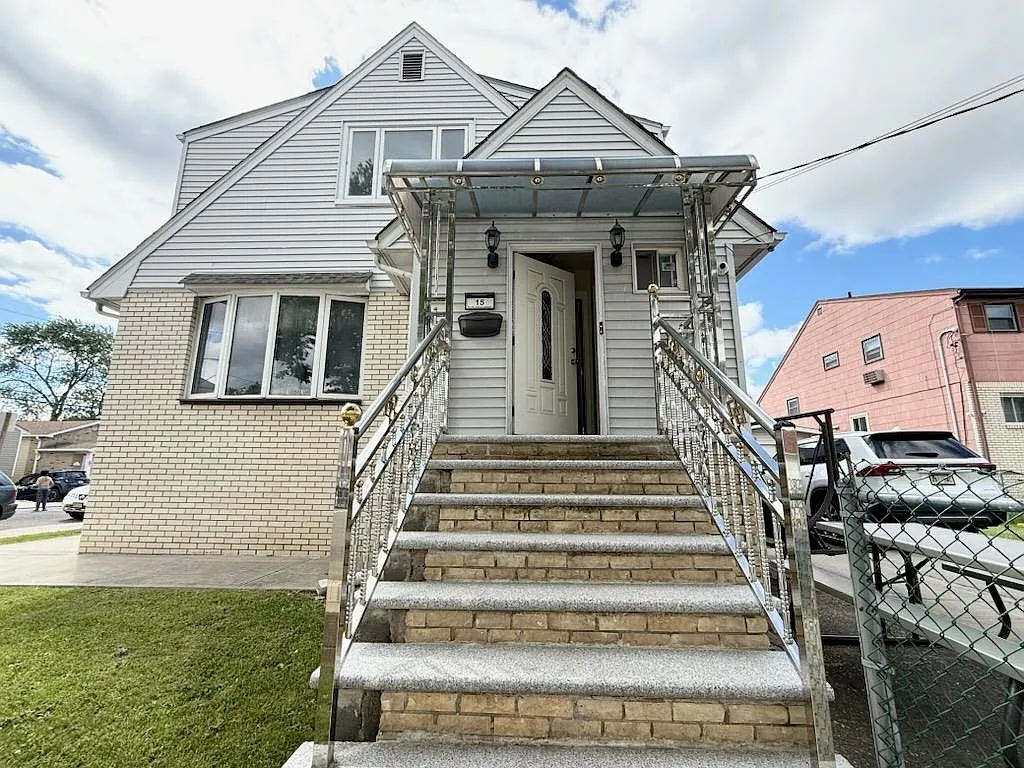 3 bed, 1.0 bath, 950 sqft, $2,199 — Photo 2