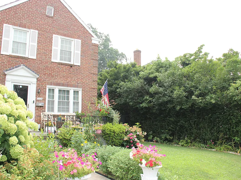 209 Brandon Rd — Photo 1