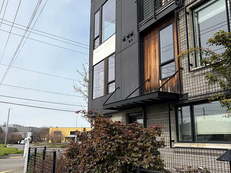 700 S Willow St — Photo 2