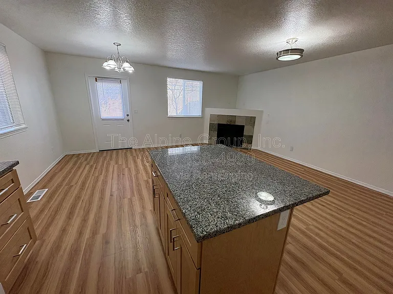 210 NW Connell Ave — Photo 4