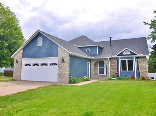 208 Shamrock Dr, Saint Paul, MN 55115