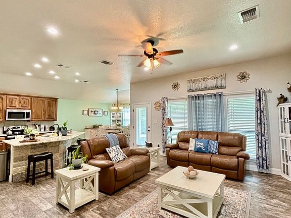 3rd image of 116 Great Oaks Blvd