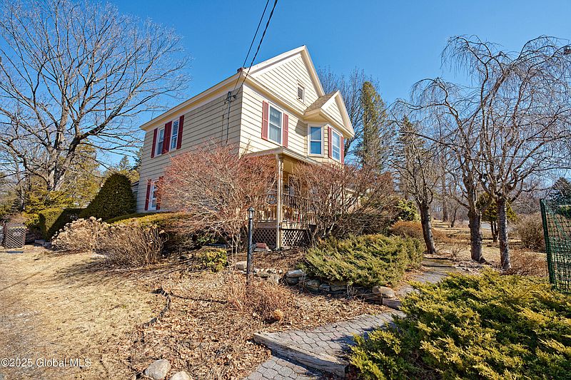 3rd image of 325 Alplaus Avenue