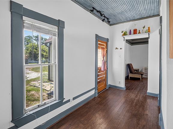 3rd image of 203 Plum St