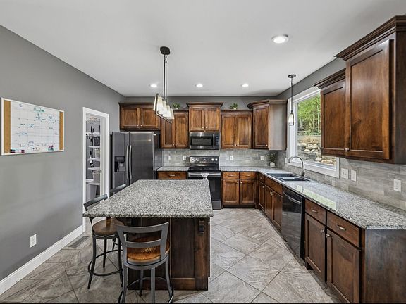5th image of 606 Cedar Crest Ct