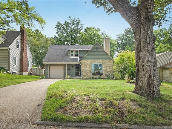 5th image of 131 Oak Knolls Ave