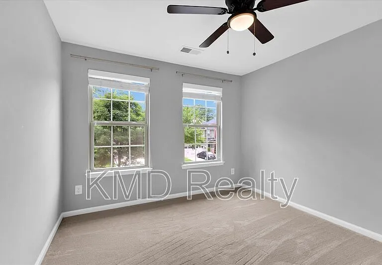 1935 Fleetwood Dr — Photo 10