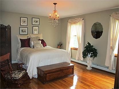 4th image of 10 Stratfordshire Dr