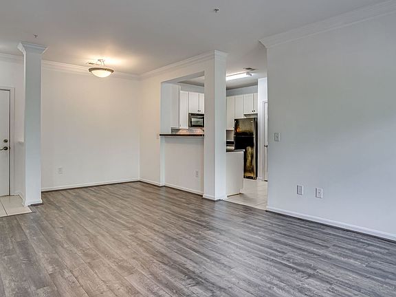 2nd image of 4860 Eisenhower Ave Unit 386