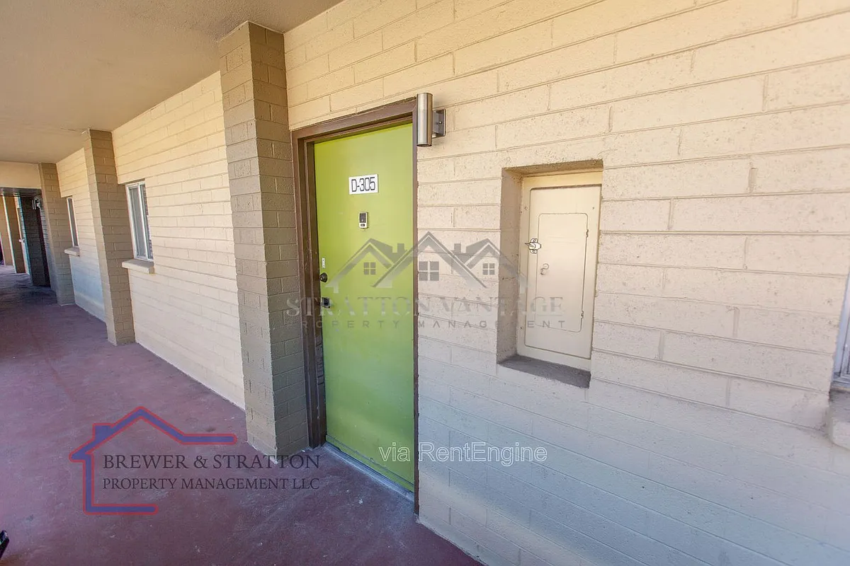 Building Photo - 351 E Thomas Rd #D305