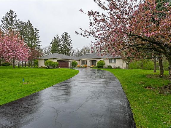 3rd image of 14 Falconbridge Dr