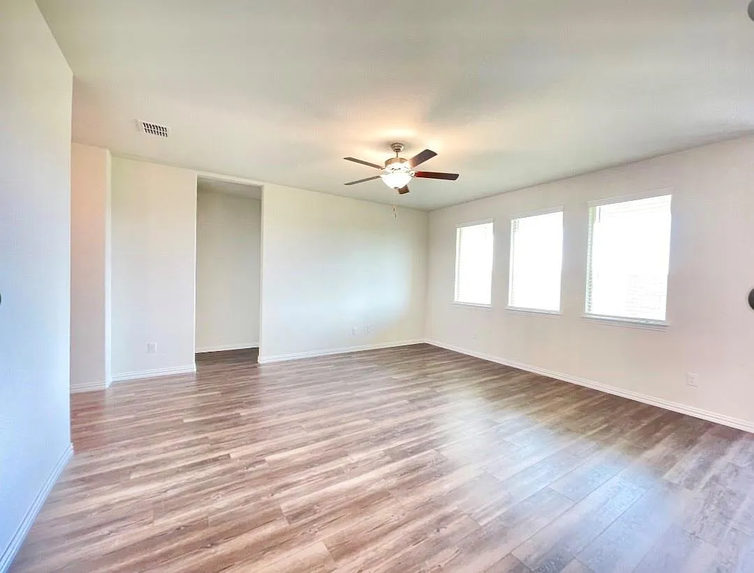 4 bed, 1838 sqft, $2,400 — Photo 2