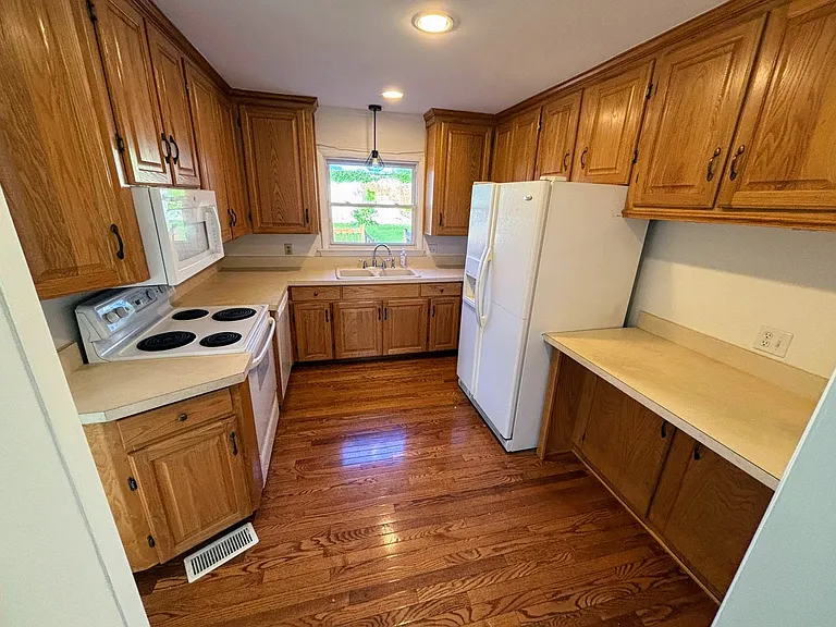 Kitchen - well lit, with under counter lighting!