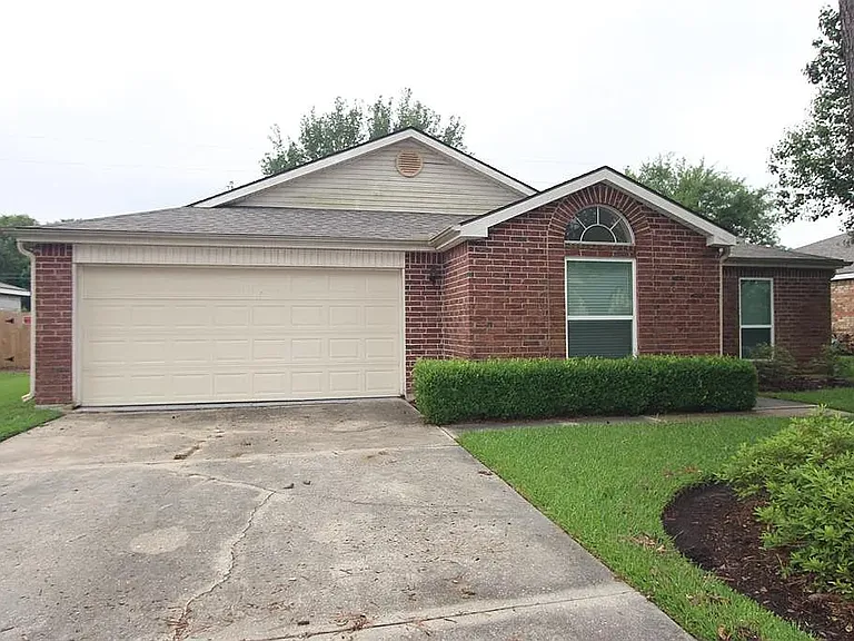 22715 Bridgewater Dr — Photo 1