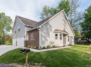 527 Indian Oaks Dr, Howell, MI 48843