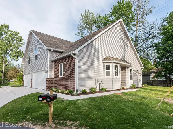 527 Indian Oaks Dr, Howell, MI 48843