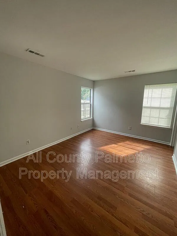 3 bed, 2.0 bath, 1152 sqft, $2,100 — Photo 3