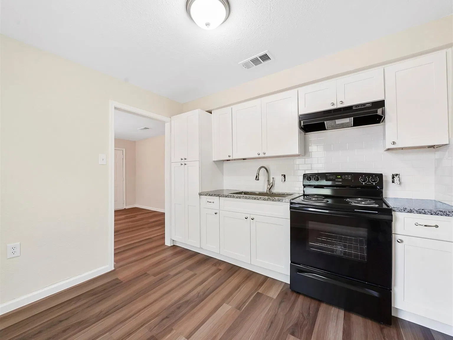 3 bed, 1.0 bath, 858 sqft, $1,350 — Photo 3