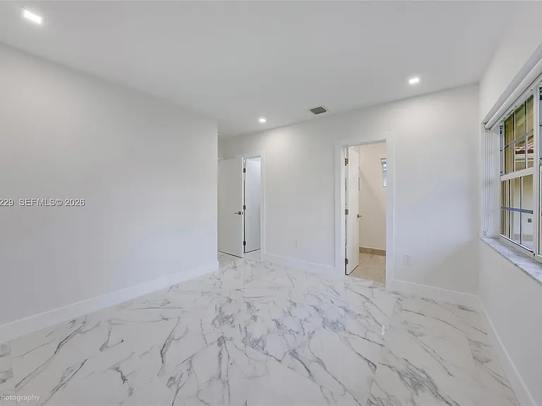52 Camden Dr — Photo 29