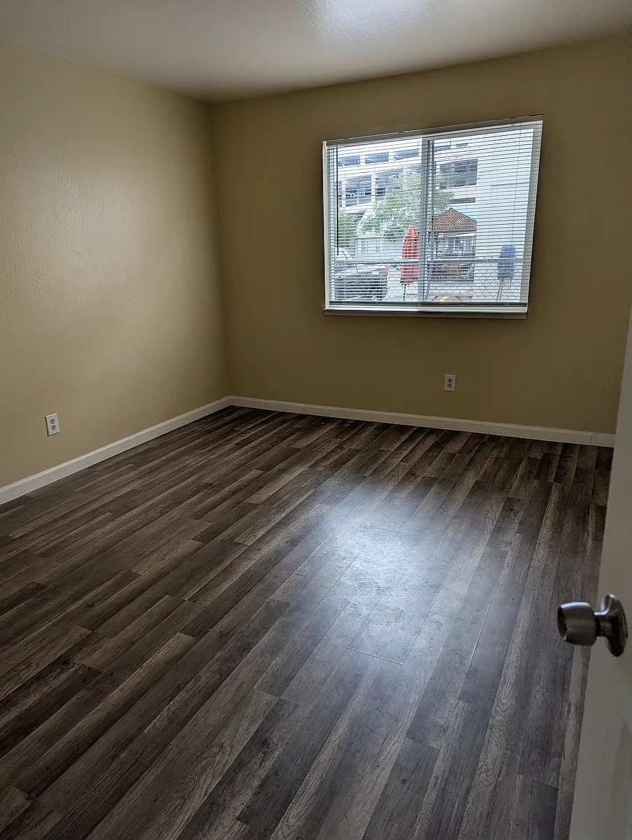 Building Photo - 1484 Lewis St #4