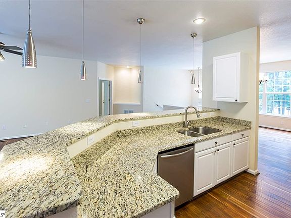 3rd image of 14 Holloway Cir