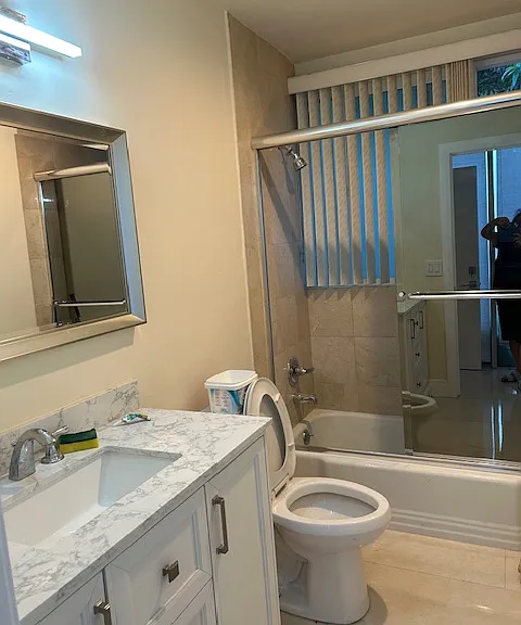 2nd bathroom bath tub