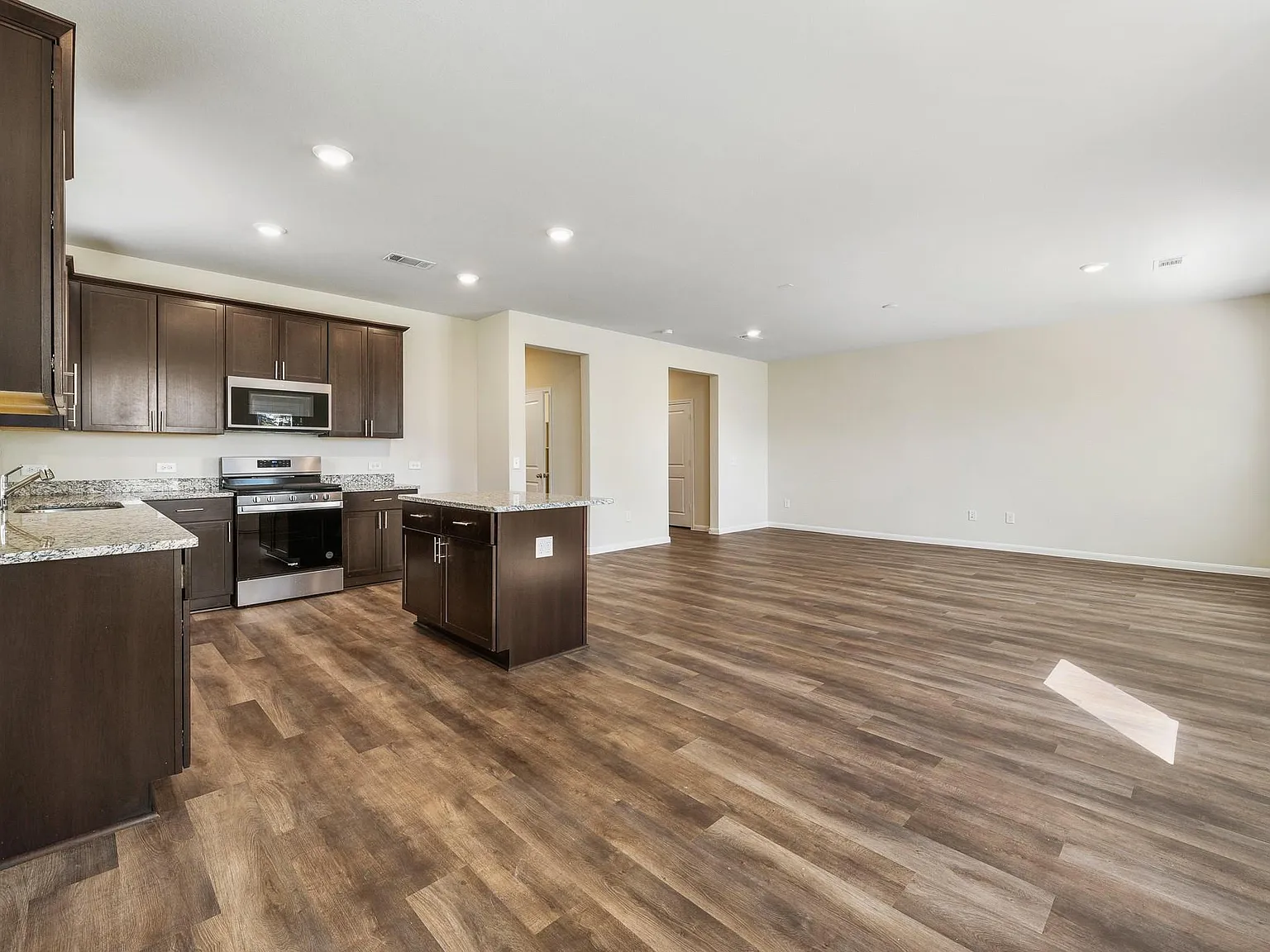 3 bed, 2.5 bath, 2300 sqft, $2,250 — Photo 4