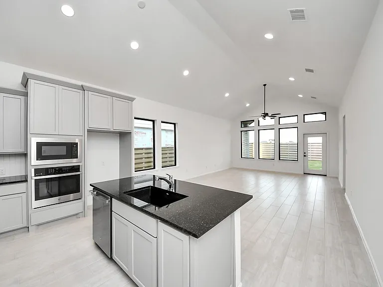 10706 Ursa St — Photo 21