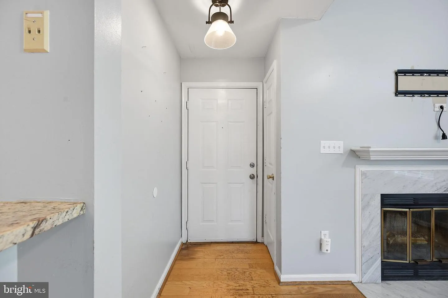 2 bed, 896 sqft, $2,300 — Photo 3