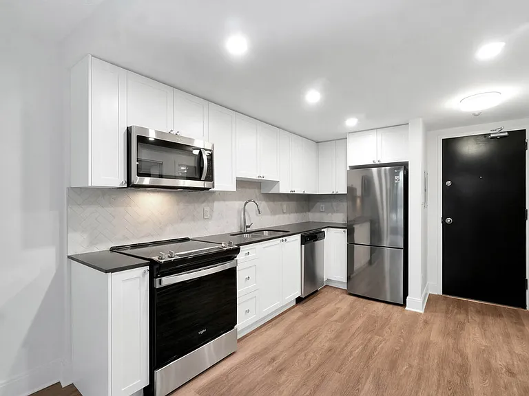 1360 Hornby St — Photo 17
