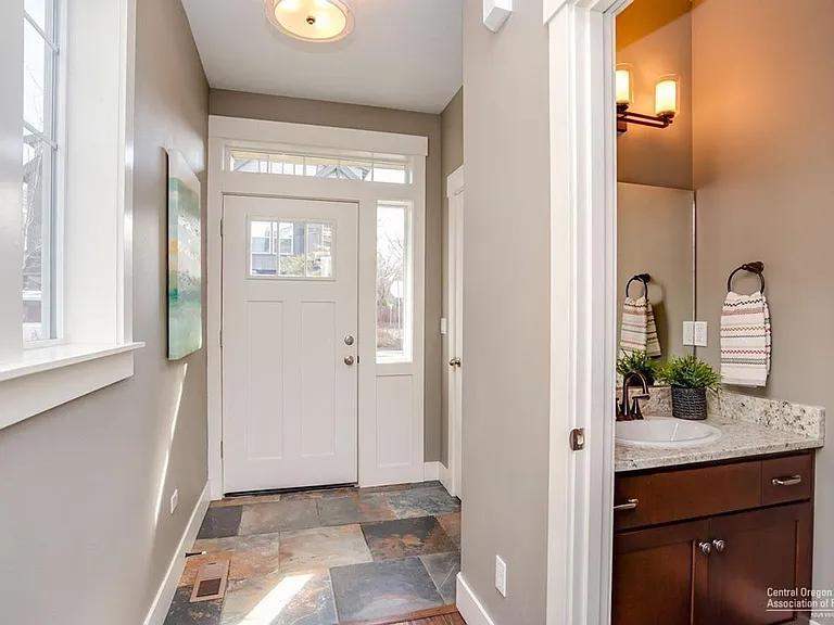 1068 SE Leonel Ln — Photo 3