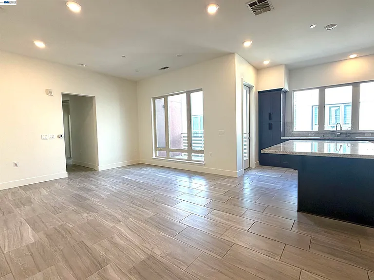 1625 Delano St #31A — Photo 2