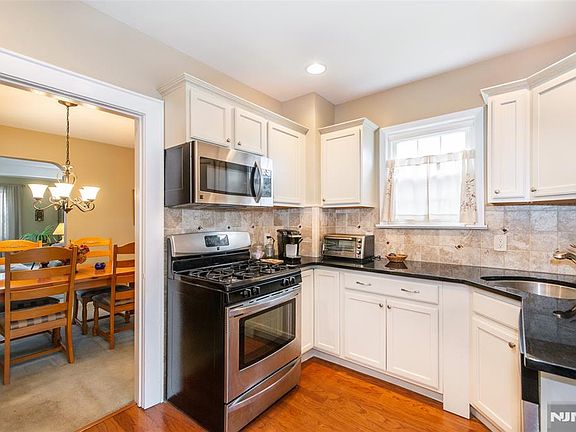 5th image of 104 Stone St