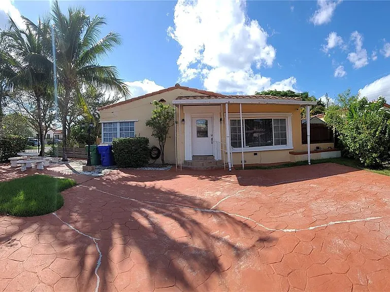 1662 SW 19th Ave — Photo 2