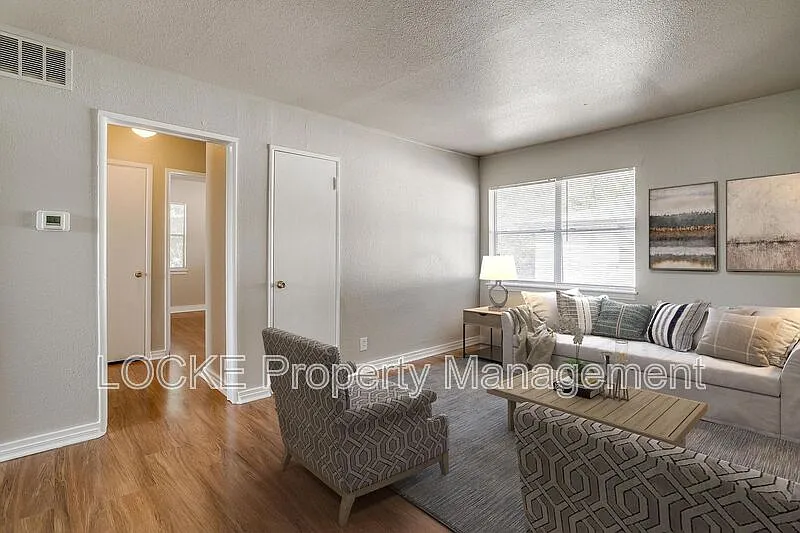 2 bed, 1.0 bath, 900 sqft, $995 — Photo 2