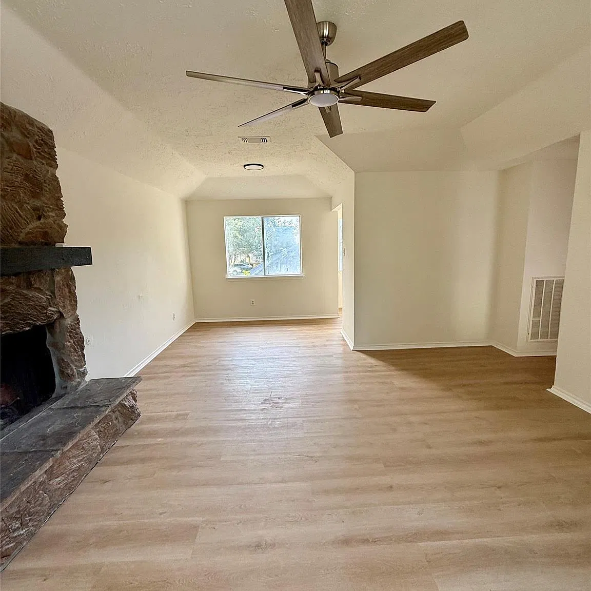 4 bed, 2.5 bath, 1566 sqft, $2,200 — Photo 3