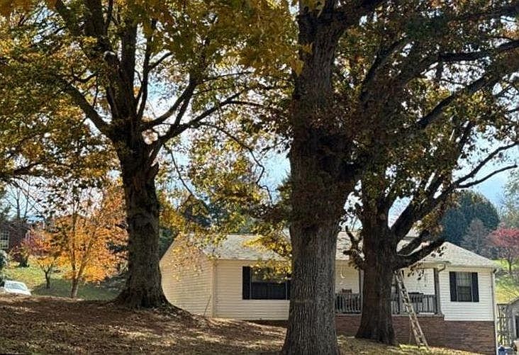 2nd image of 608 Smoky View Estates Dr