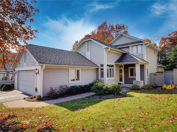 17 Bristol View Dr, Fairport, NY 14450