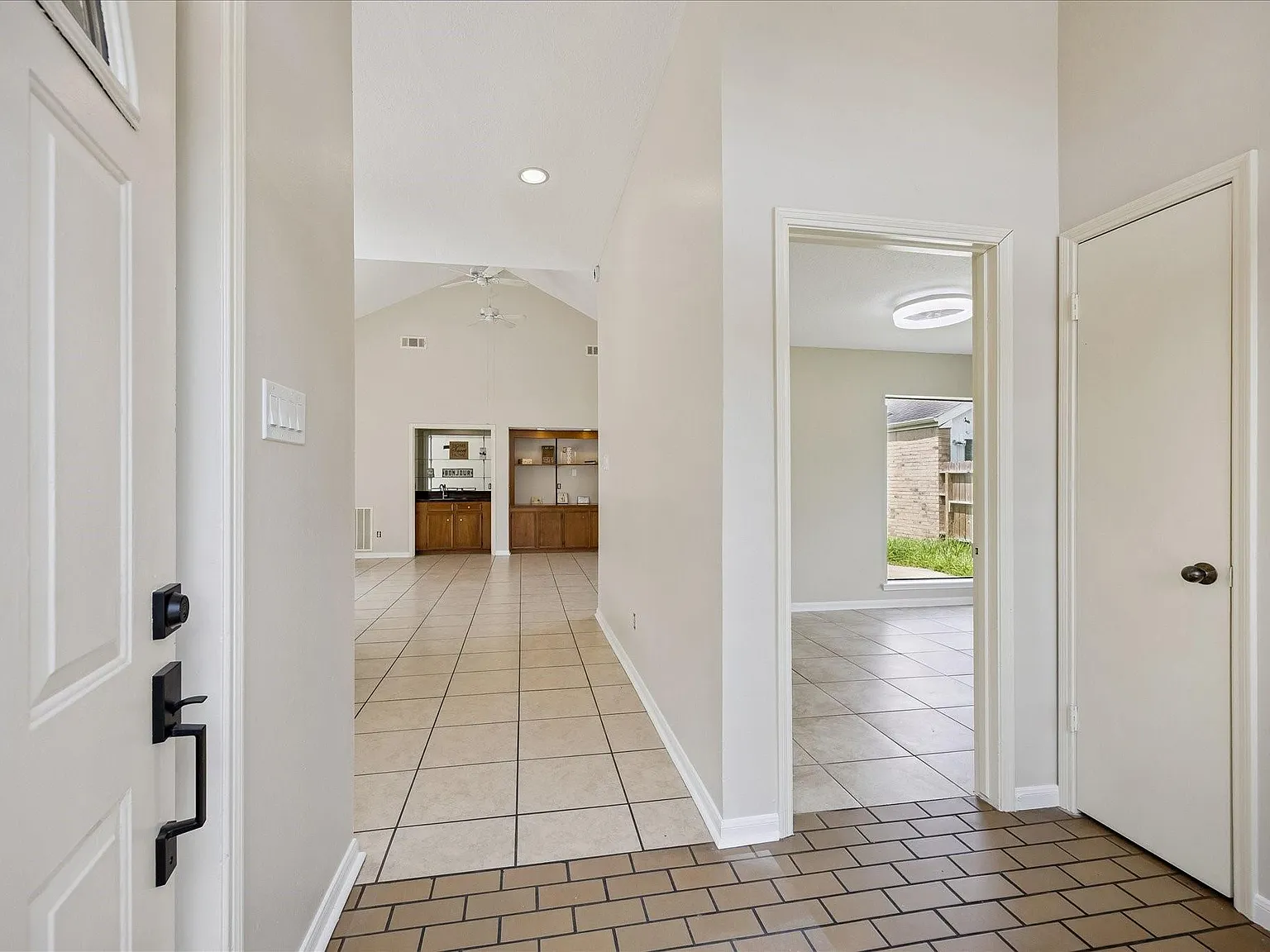 4 bed, 2.5 bath, 2166 sqft, $2,350 — Photo 2