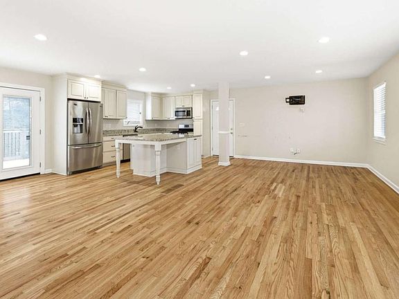 4th image of 2160 Riverside Dr